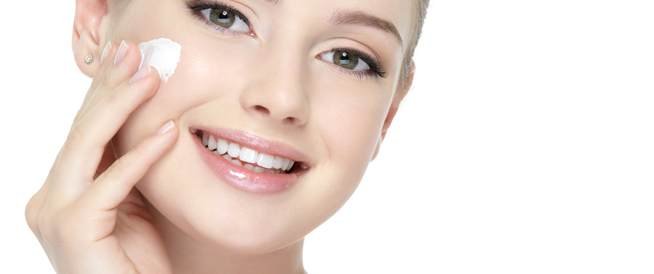 أفضل كريمات لعلاج التجاعيد: الأنواع، المكونات، وطريقة الاختيار الصحيحة