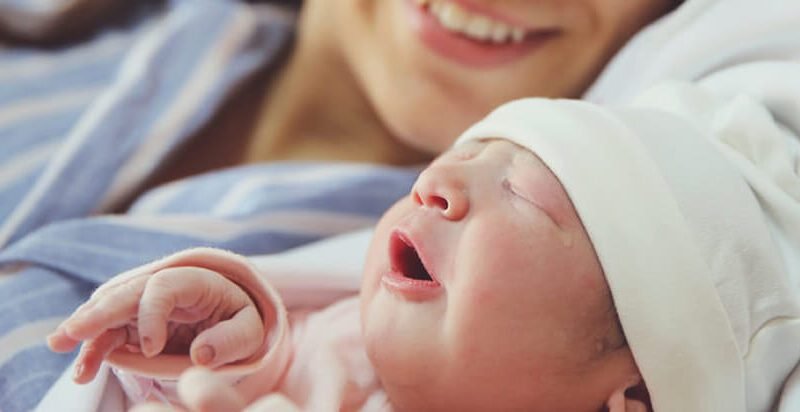 علامات الولادة الطبيعية ومراحلها بالتفصيل خطوة بخطوة