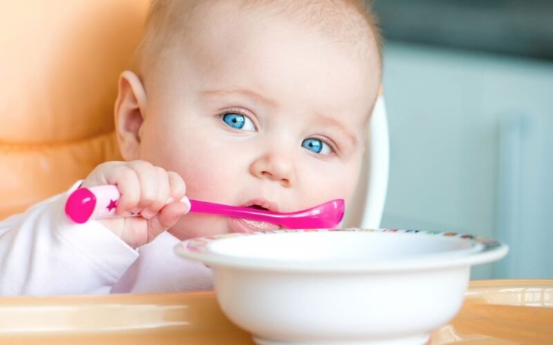إطعام الطفل من عمر 8 إلى 12 شهرًا
