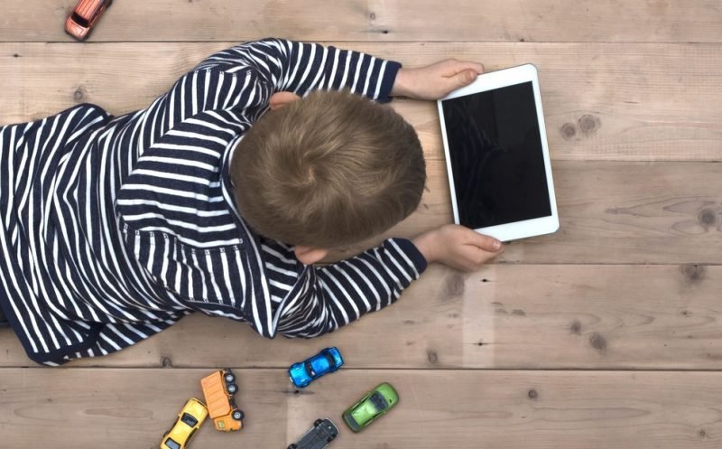 مخاطر الشاشات على الأطفال