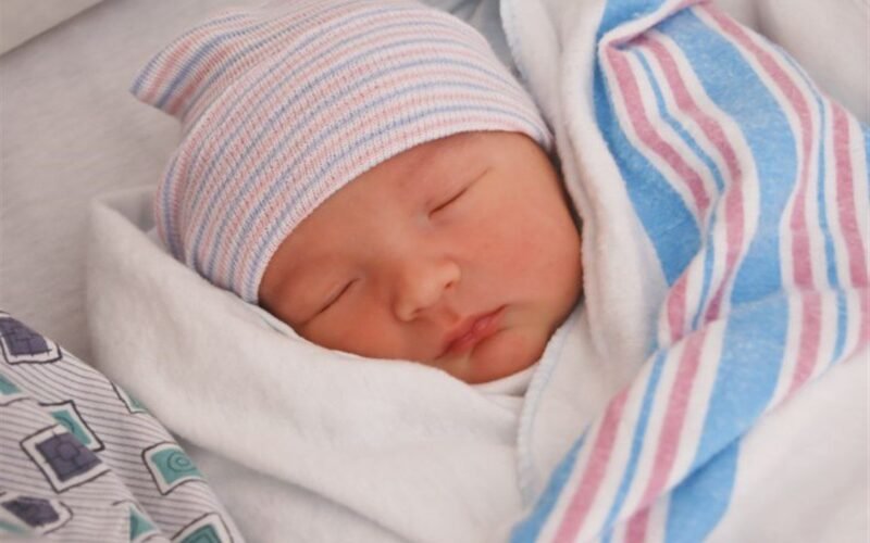 نمو الطفل في عمر أسبوعين