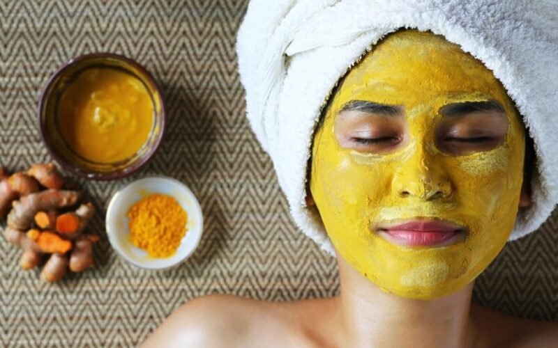 فوائد الكركم للبشرة: الاستخدام الصحيح، الفوائد الحقيقية، وأهم التحذيرات