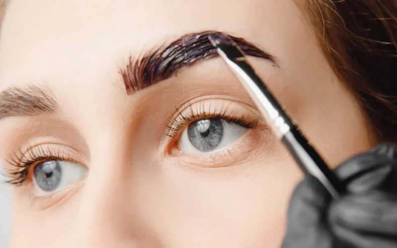طريقة صبغ الحواجب في المنزل بالفيديو